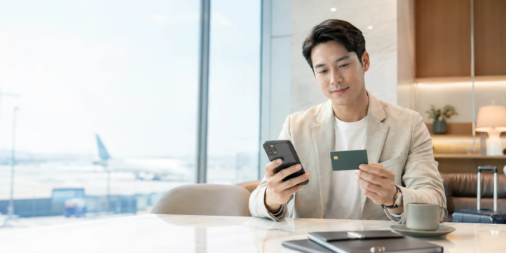 Khách hàng đối chiếu quyền lợi thẻ tín dụng trên điện thoại